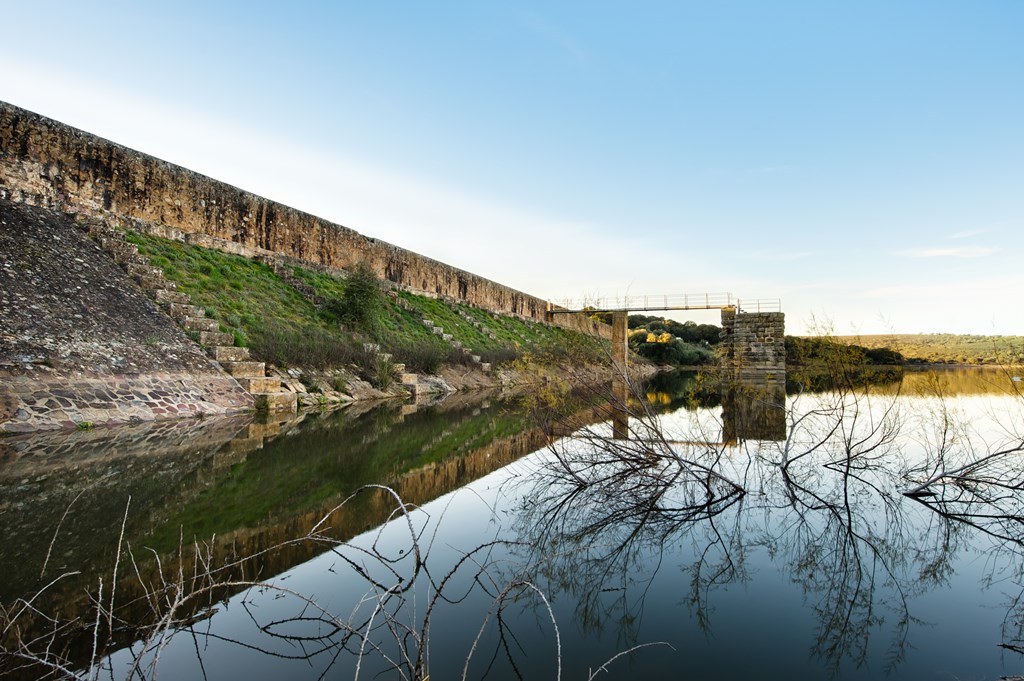 Поперечная дамба 4 буквы. Плотина Корналво (Испания). Плотина Корналво Рим. Плотины Proserpina. Мост «Золотая плотина», Валенсия.